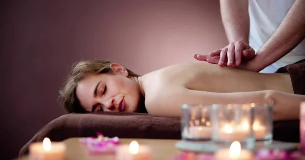 Klient Entspannt Sich Bei Massage Wellnessbereich — Stockfoto