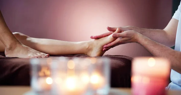 Massaggio Piedi Spa Trattamento Riflessologia Parte Del Terapeuta — Foto Stock