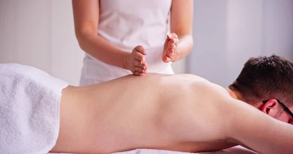 Homens Recebendo Massagem Acupuntura Quiropraxia Fisioterapia — Fotografia de Stock