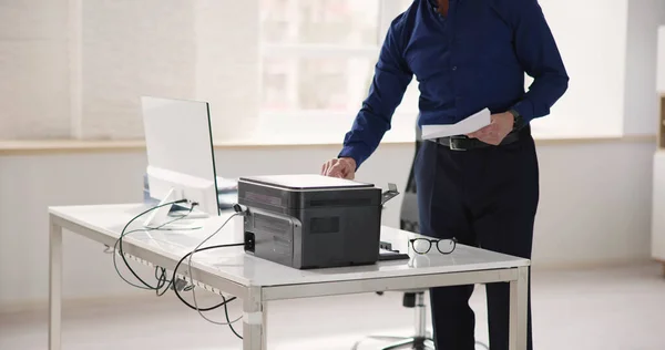 Man Using Photocopy Machine Office Printer Copier — Stock Photo, Image