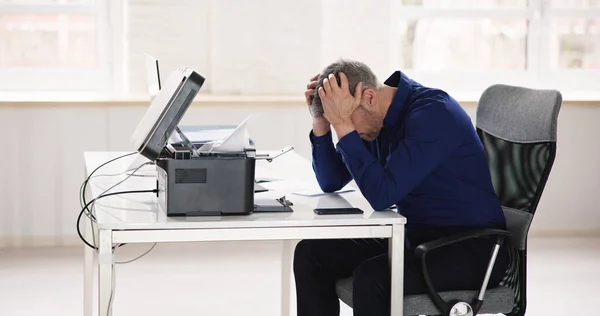 Hombre Negocios Irritado Mirando Papel Atascado Impresora Oficina — Foto de Stock