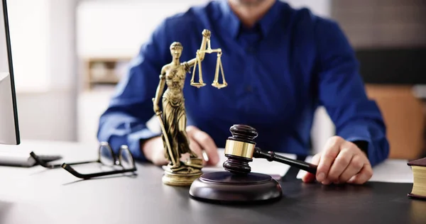 Advogado Que Trabalha Tribunal Documento Contrato Direito Com Gavel — Fotografia de Stock