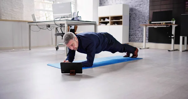 Man Gör Office Plank Motion Träning Träning — Stockfoto