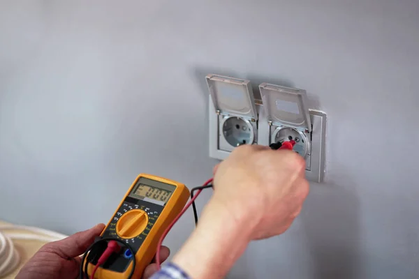 Male Electrician Checking Voltage Socket Multimeter House Dalam Bahasa Inggris — Stok Foto