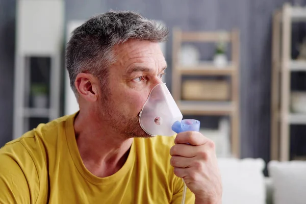 Astım Hastası Oksijen Maskesi Copd Nebulizer Kullanarak Nefes Alıyor — Stok fotoğraf