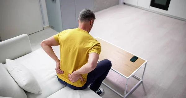 背痛和脊背酸痛 骨科沙发和枕头 — 图库照片