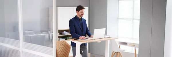 Bilgisayarı Kullanarak Ayarlanabilir Yükseklik Standı Ofiste — Stok fotoğraf