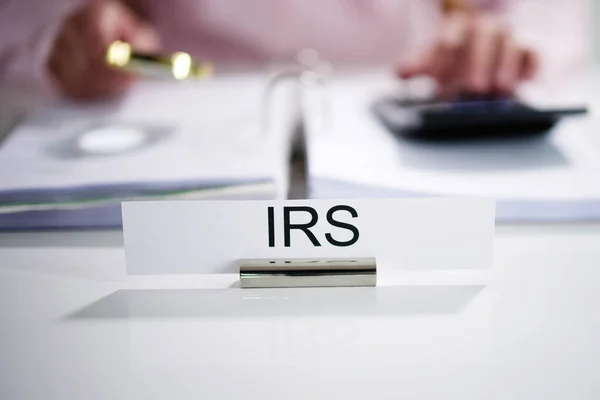 Irs Tax Audit Kontrolor Provádějící Kontrolu Podvodů Dluhy — Stock fotografie