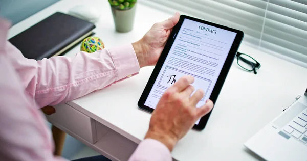 Assinatura Digital Documento Contrato Online Usando Tablet — Fotografia de Stock