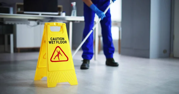 Χαμηλό Τμήμα Του Αρσενικό Θυρωρών Που Καθαρίζουν Πάτωμα Προσοχή Υγρό — Φωτογραφία Αρχείου