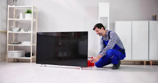Elektriker Reparatur Von Fernsehern Oder Fernsehgeräten Bildschirmbefestigung — Stockfoto