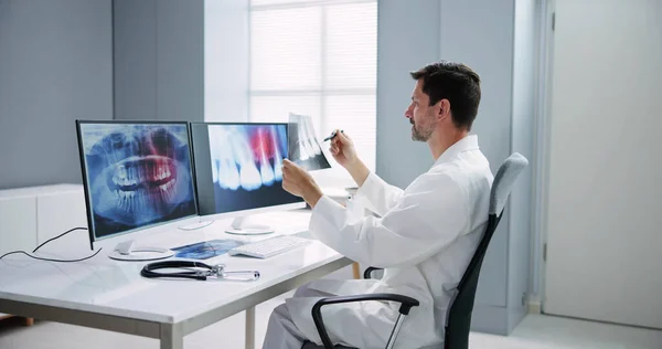 放射科牙医在台式计算机上使用X射线软件 — 图库照片