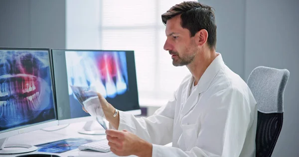 Dokter Gigi Radiologi Menggunakan Perangkat Lunak Ray Pada Komputer Desktop — Stok Foto