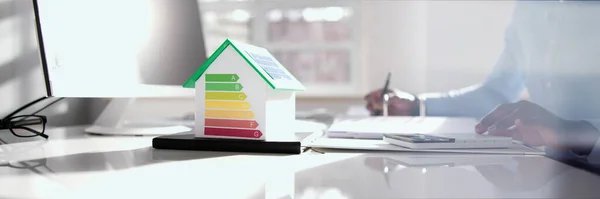 Energiebeheer Adviseur Berekening Van Huisvestingsfacturen — Stockfoto