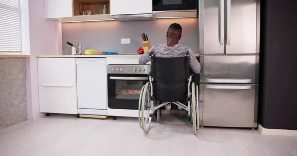 Junger Behinderter Mann Sitzt Rollstuhl Und Bereitet Essen Küche — Stockfoto