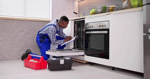 African American Repairman Fixing Dishwasher Appliance Machine — Stock Photo, Image