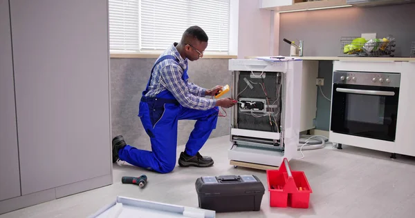 African American Repairman Fixing Zmywarka Naczyń Urządzenie — Zdjęcie stockowe