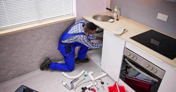 Tesisatçı Temizleme Mutfak Kanalizasyonu Boru Kullanım Aletleri — Stok fotoğraf