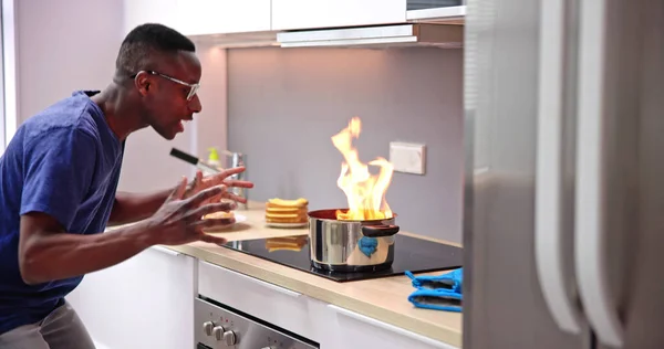 Kuchyně Vaření Chyba Požární Katastrofa Man Shocked — Stock fotografie