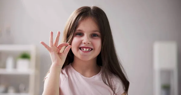 Miúdo Com Dentes Leite Criança Sem Dente — Fotografia de Stock