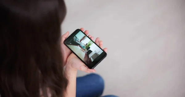 Kind Schaut Online Video Auf Handy — Stockfoto
