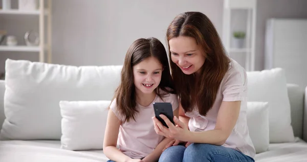 Çocukla Telefonda Mesajlaşan Kadın Mobil Teknoloji — Stok fotoğraf