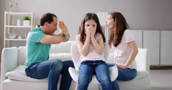 Eltern Sitzen Auf Sofa Und Streiten Sich Laut Hinter Mädchen — Stockfoto