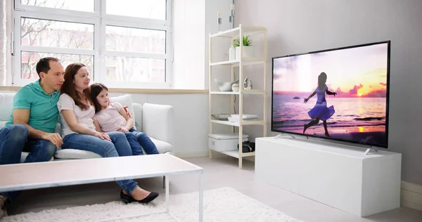 Молода Сім Дивиться Телевізор Разом Вдома — стокове фото