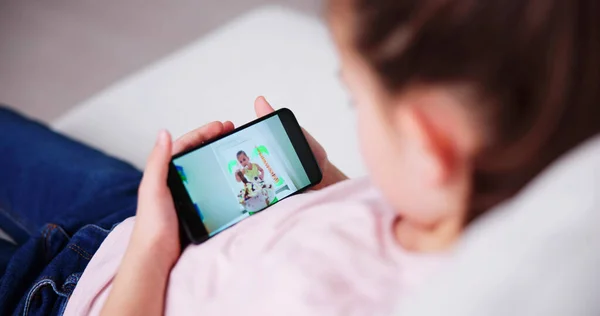 儿童在手机上观看视频 智能手机技术 — 图库照片