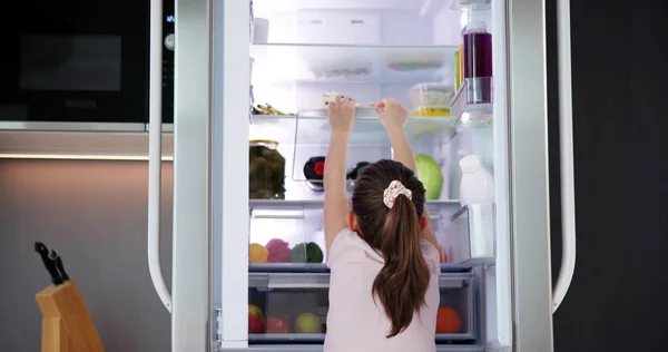 Дитяча Дівчина Приймає Їжу Холодильник Вночі — стокове фото