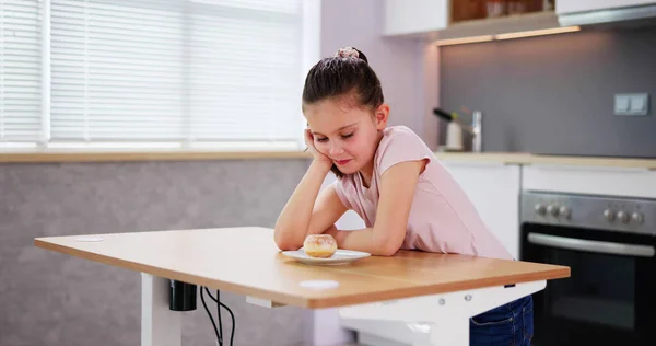 キッチンでカップケーキを見ている子供 自己管理テスト — ストック写真