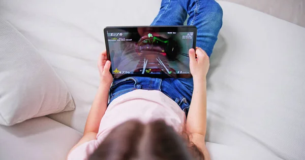 아이는 태블릿 컴퓨터에서 게임을 어린이의 — 스톡 사진