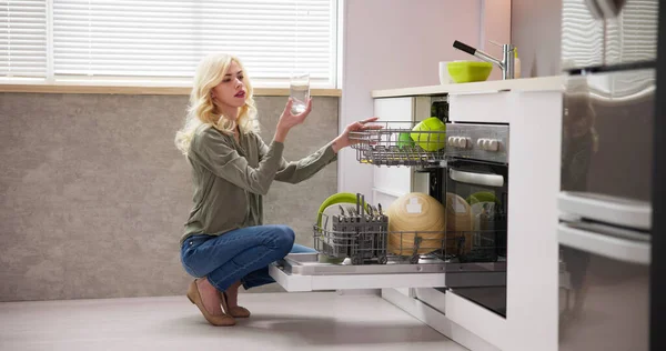 Jovem Mulher Tomando Copo Máquina Lavar Louça Cozinha — Fotografia de Stock