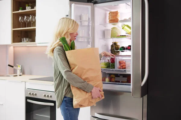 Mujer Con Bolsa Comestibles Pie Cerca Del Refrigerador Abierto Con — Foto de Stock
