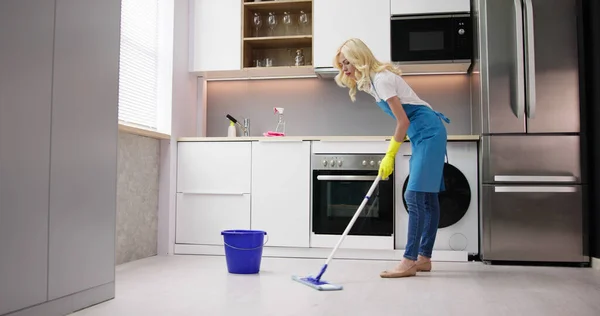 Feliz Mulher Limpeza Chão Com Esfregão Cozinha Casa — Fotografia de Stock