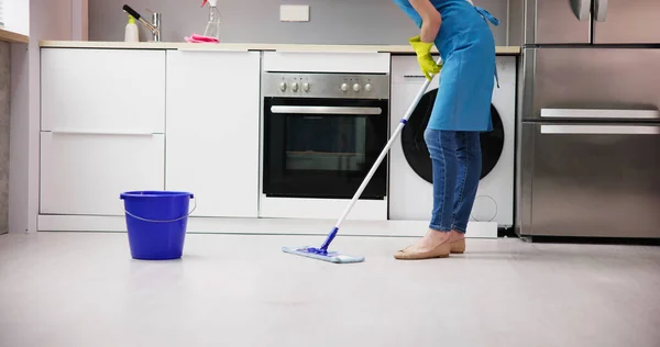 Feliz Mulher Limpeza Chão Com Esfregão Cozinha Casa — Fotografia de Stock