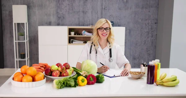 Porträtt Kvinnliga Dietist Med Grönsaker Skrivbord — Stockfoto