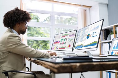 İş Veri Analisti Bilgisayar Kullanıyor. Afrikalı Amerikalı Danışman