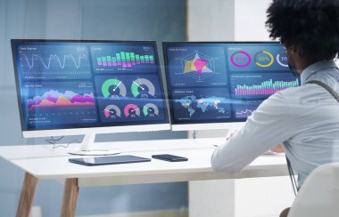 İş Veri Analisti Bilgisayar Kullanıyor. Afrikalı Amerikalı Danışman