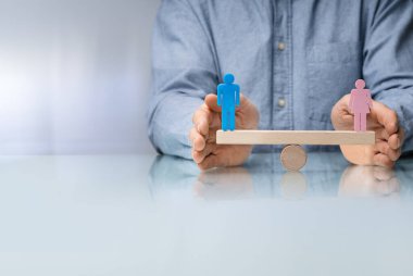 Cinsiyet Eşitliği Konsepti. Erkek ve Erkek Tahterevallide Dengeleniyor