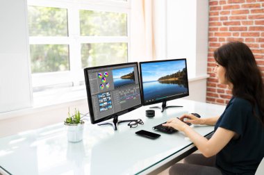 Düzenleme ve Kurgu için Yazılım Kullanan Video Düzenleyici