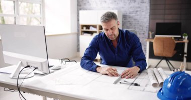 Mimari Mühendis Ofiste Mimari İnşaat Planı Çiziyor