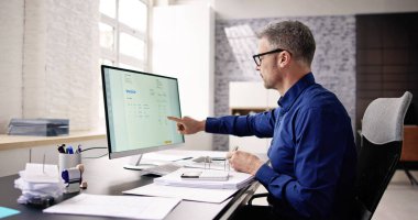 Ofisteki Bilgisayarda E Fatura Yazılımı Kullanan Muhasebeci