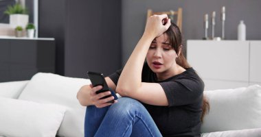 Endişeli Kadın İsimsiz Telefon Konuşmasına Bakıyor