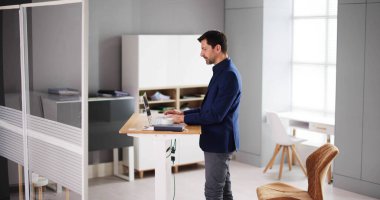 Bilgisayarı kullanarak Ayarlanabilir Yükseklik Standı Ofiste