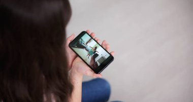 Cep telefonunda Çevrimiçi Video İzleyen Çocuk