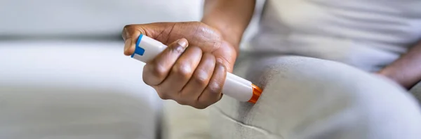 Автоматичний Інжектор Епінефрину Пацієнт Робить Єкції Ноги — стокове фото