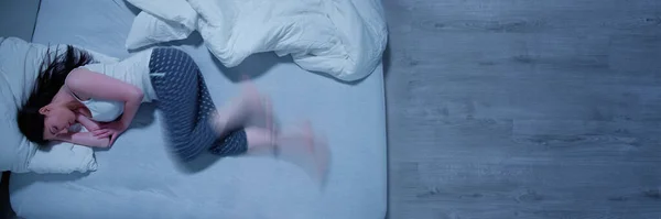 Γυναίκα Σύνδρομο Ανήσυχων Ποδιών Κοιμάσαι Στο Κρεβάτι — Φωτογραφία Αρχείου