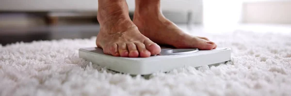 Low Section Woman Standing Weight Scale — Φωτογραφία Αρχείου