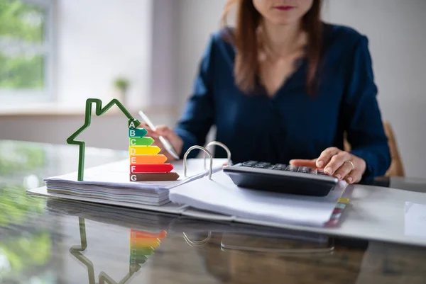 Közelkép Ház Modell Mutatja Energiahatékonysági Ráta Előtt Üzletember Kezét Segítségével — Stock Fotó